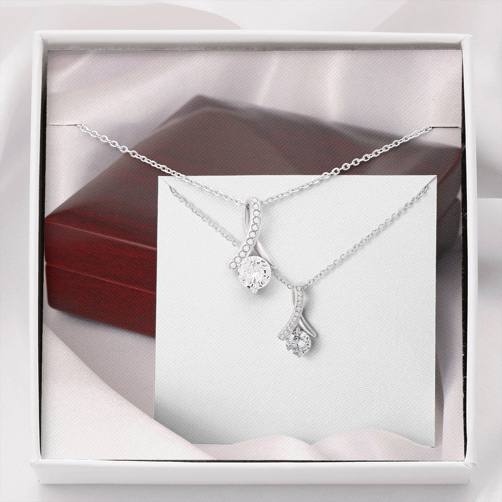 ALLURING BEAUTY Necklace