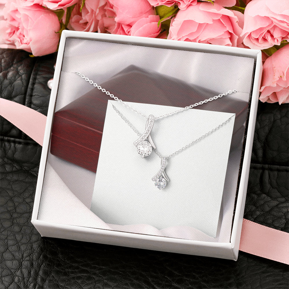 ALLURING BEAUTY Necklace