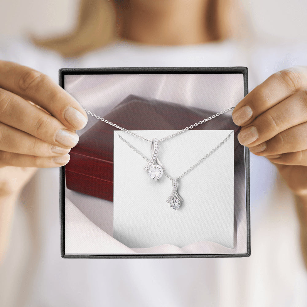 ALLURING BEAUTY Necklace