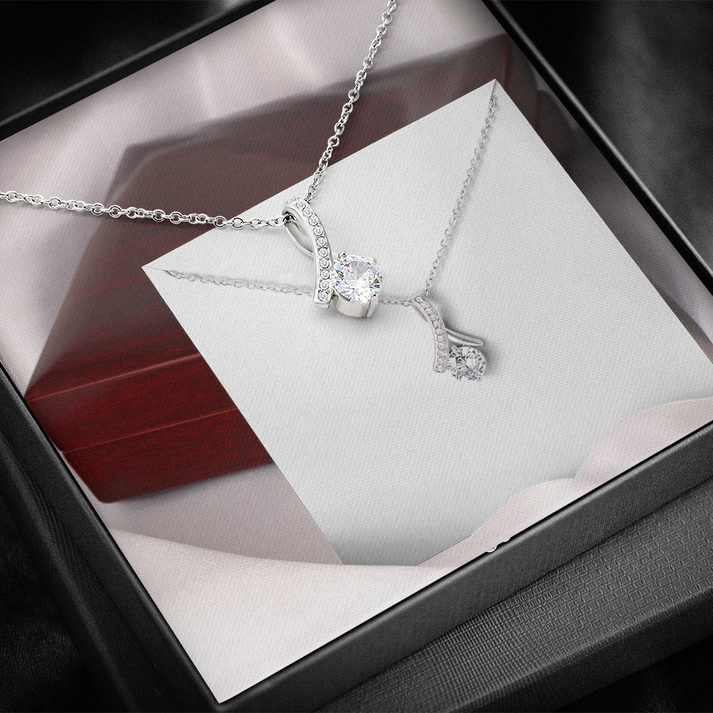 ALLURING BEAUTY Necklace