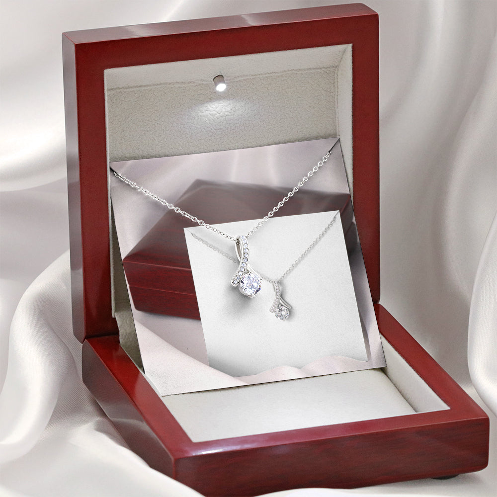 ALLURING BEAUTY Necklace
